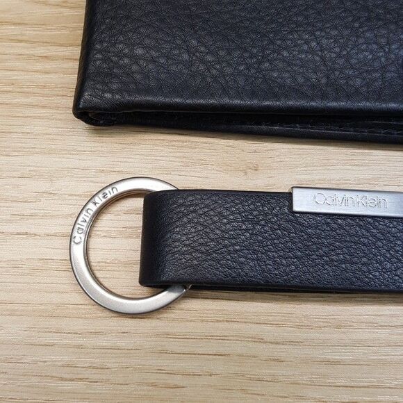 CALVIN KLEIN Mens Wallet Black Pebbled Leather Single Fold Card Holder Keychain - Picture 2 of 5